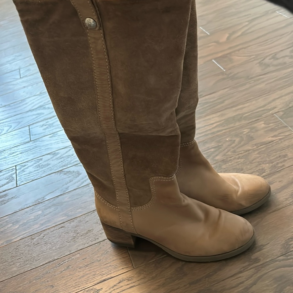 BCBG Knee high boots!! Awesome condition!!